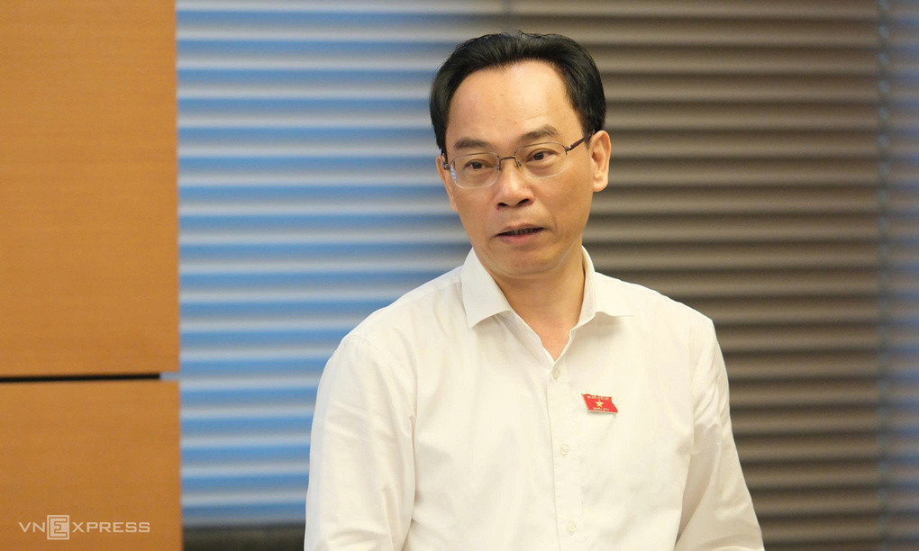 Bộ trưởng Giáo dục và Đào tạo Hoàng Minh Sơn thảo luận tổ tại Quốc hội sáng 7/8. Ảnh: Anh Tú