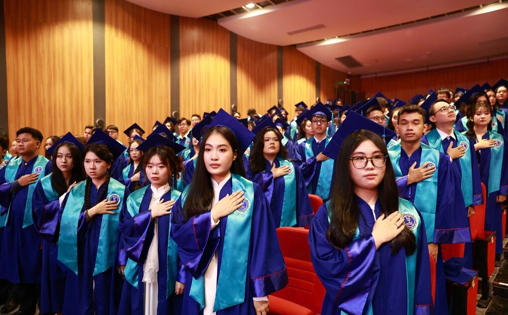 Sinh viên trường Đại học Luật TP HCM thực hiện tuyên thức trong lễ vinh danh, sáng 8/8. Ảnh: ULAW