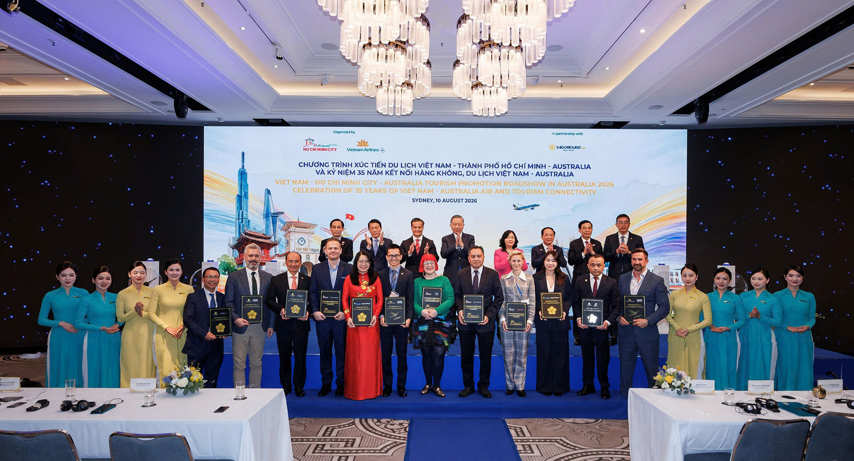 Vietnam Airlines cùng các đơn vị nhận bản ghi nhớ hợp tác dưới sự chứng kiến của Tổng Bí thư, Chủ tịch nước Tô Lâm. Ảnh: Vietnam Airlines
