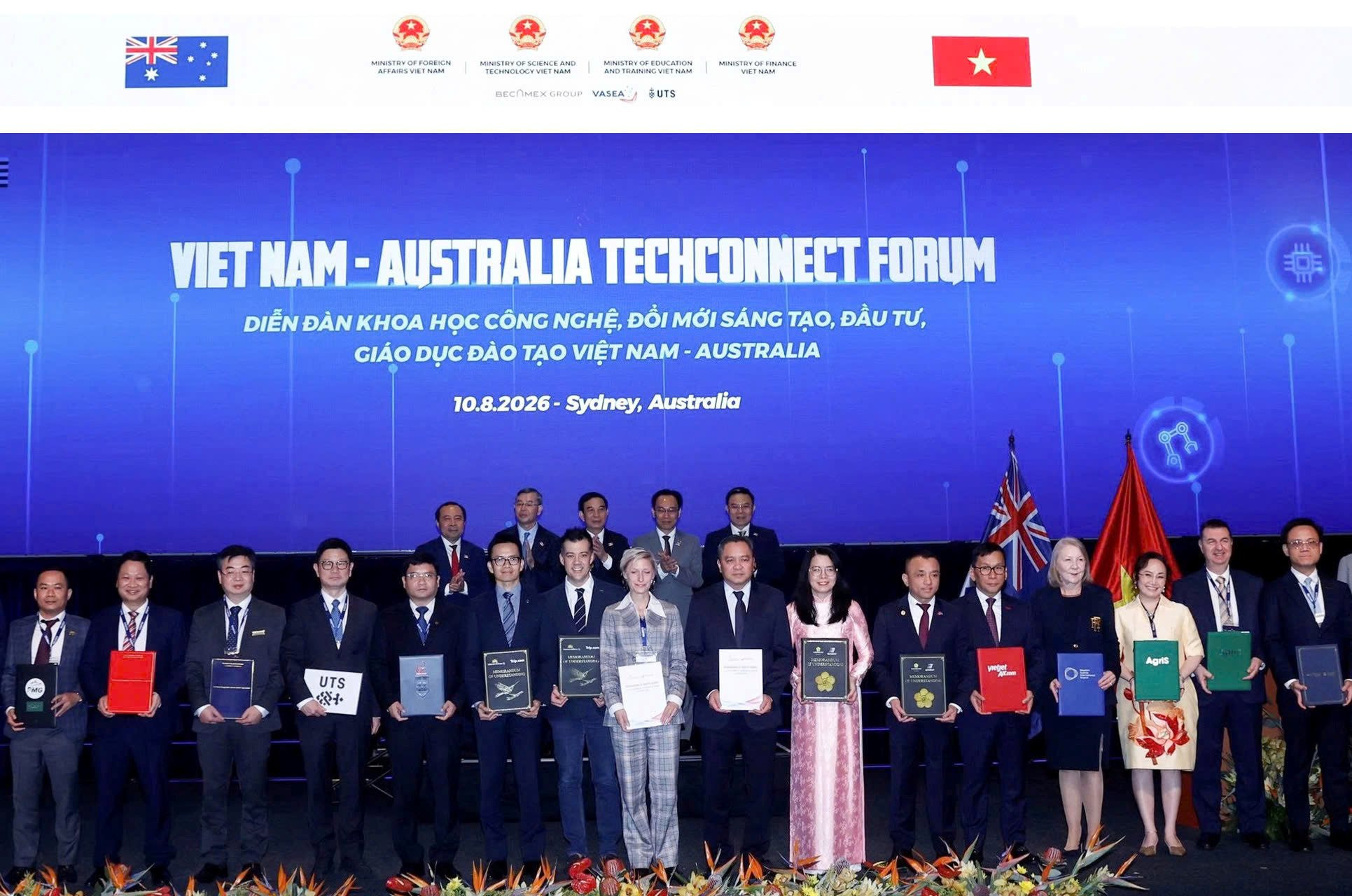 1.-ptgd-vietnam-airlines-nguyen-quang-trung-dung-thu-6-tu-trai-sang-cung-cac-doi-tac-trao-bien-ban-ghi-nho-hop-tac-tai-dien-dan-khoa-hoc-cong-nghe-doi-moi-sang-tao-dau-tu-giao-duc-da.jpg