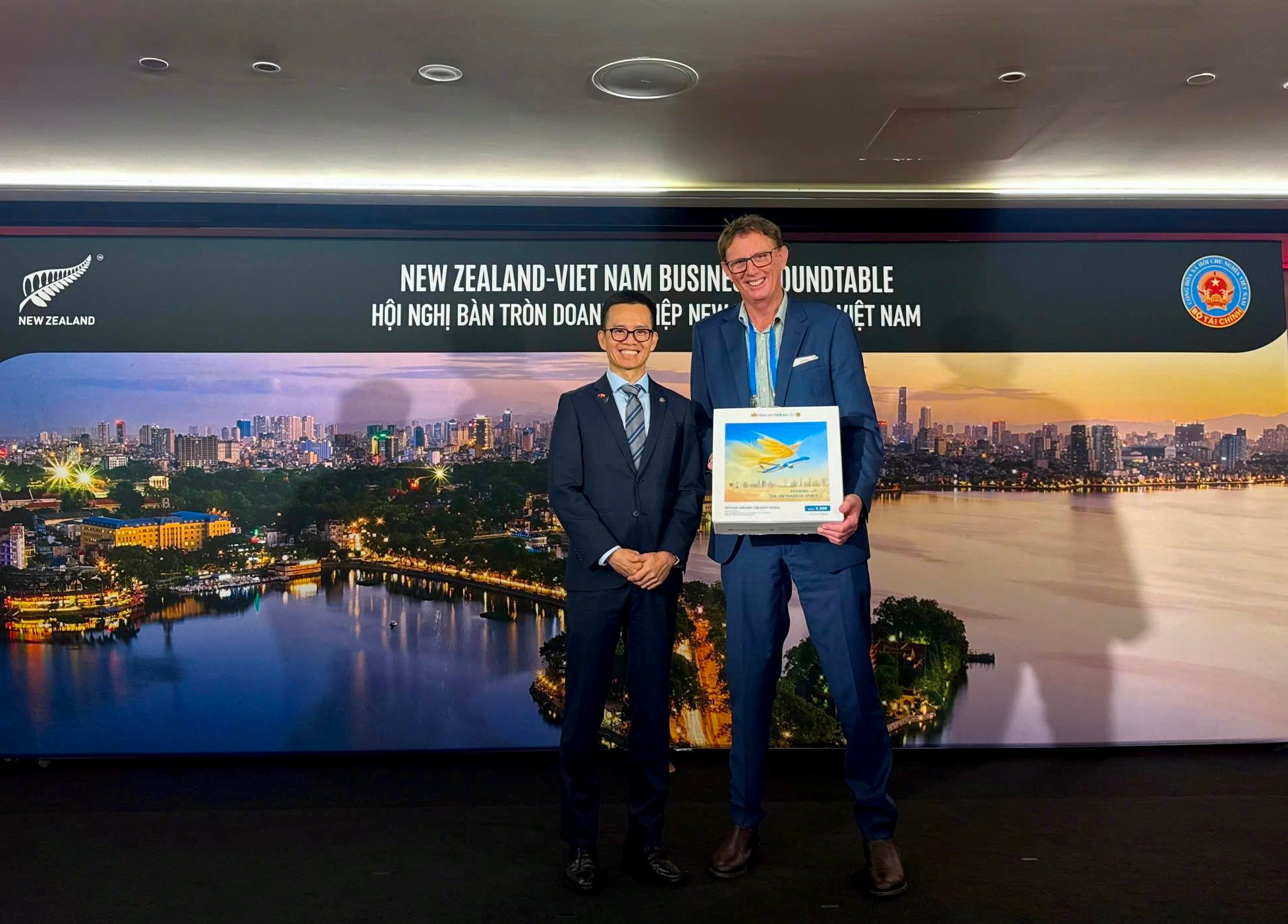 3.-ong-nguyen-quang-trung-pho-tong-giam-doc-vietnam-airlines-tang-qua-luu-niem-cho-dai-dien-distinction-hotels-group.jpg