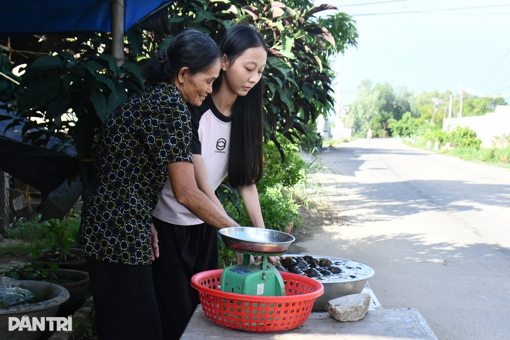 Cô gái bán ốc trở thành thủ khoa đại học - 2