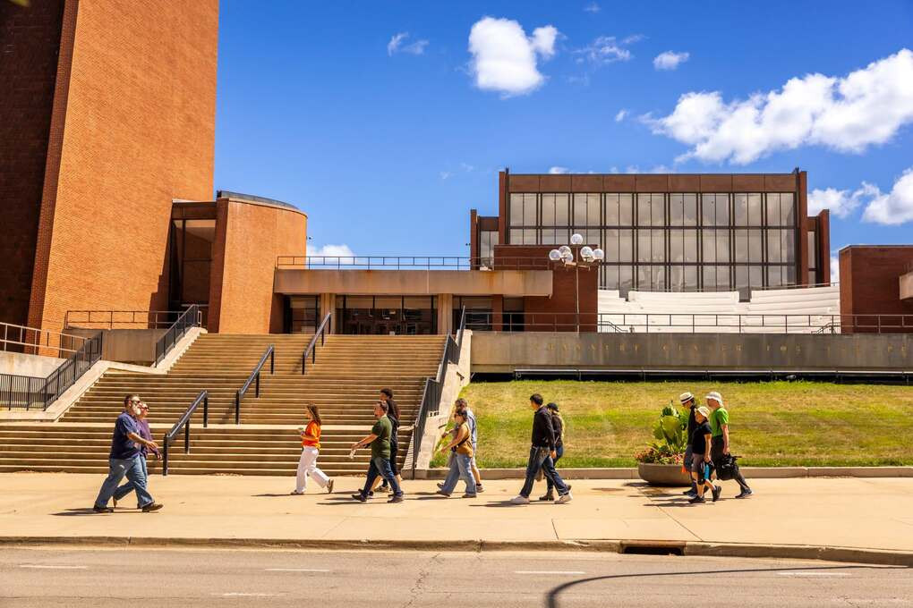 Một góc trong khuôn viên Đại học Illinois Urbana-Champaign, Mỹ. Ảnh: Fanpage trường