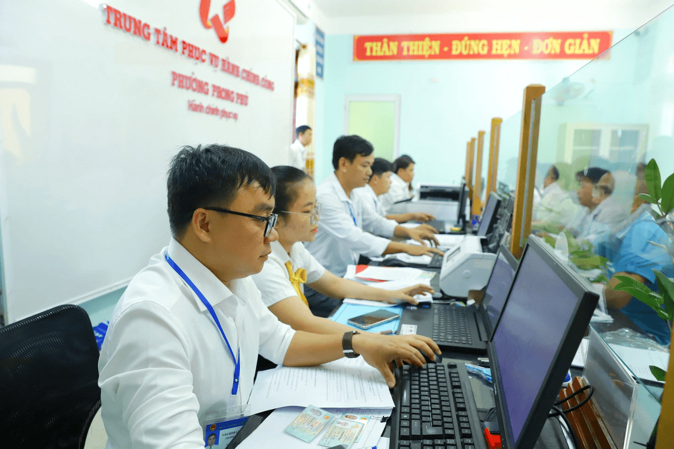 cdnphoto.dantri.com.vn-z-fj-y-dc-4cvwuuwah5xdglcna-thumb_w-1360-2025-11-01-_bo-noi-vu-de-xuat-xay-dung-ho-so-dien-tu-can-bo-cong-chuc-vien-chuc1png-1761973751251.png