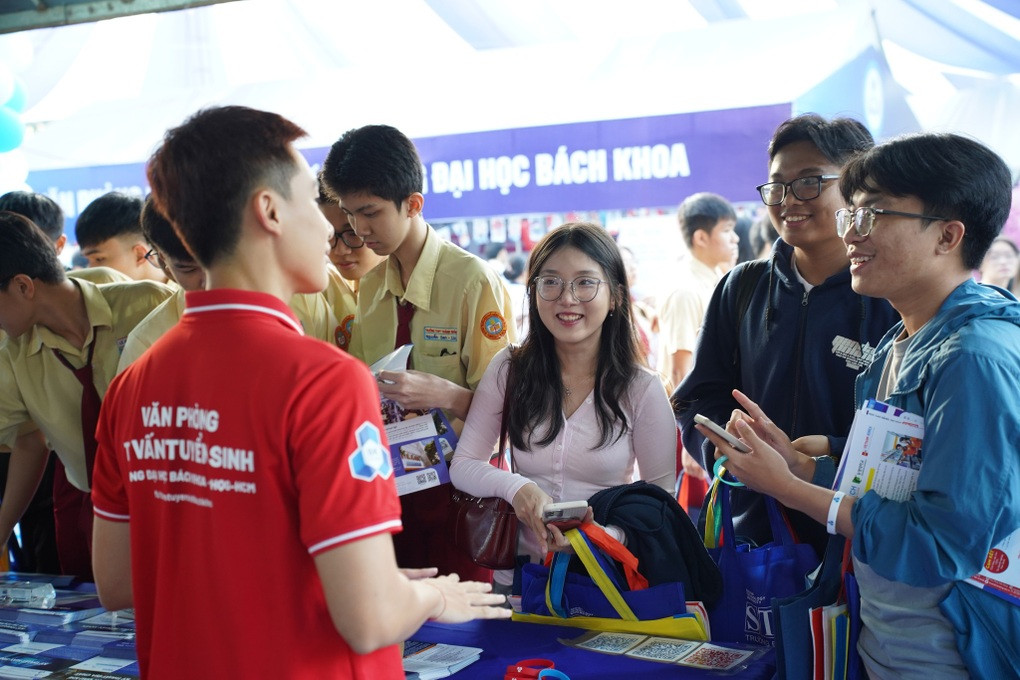 Điểm chuẩn năm 2026: Cơn sốt ngành hot và bài toán nhân lực - 2