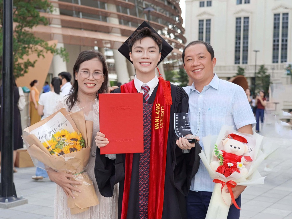 Chàng trai hát tặng mẹ trong ngày tốt nghiệp, kể hành trình vượt bệnh tật - 2