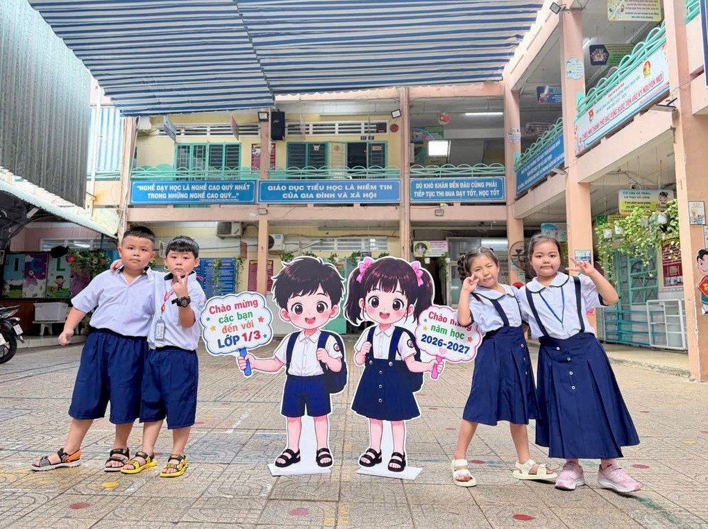 Học sinh lớp 1 đi nhầm lớp, nước mắt “nhạt nhòa” trong ngày đầu đến trường - 2