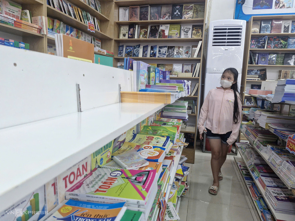 Kệ sách ở một nhà sách tại TP HCM, chiều 14/8. Ảnh: Nguyễn Quyên