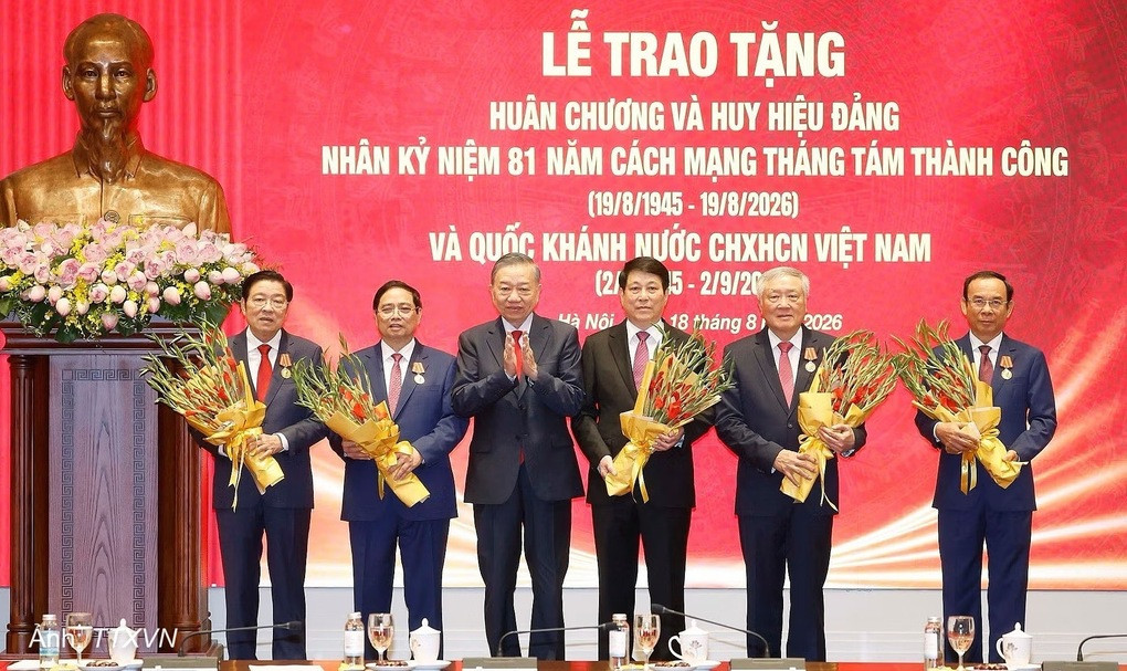 Tổng Bí thư, Chủ tịch nước Tô Lâm tặng Huân chương Hồ Chí Minh cho 5 nguyên Ủy viên Bộ Chính trị, sáng 18/8. Ảnh: TTXVN