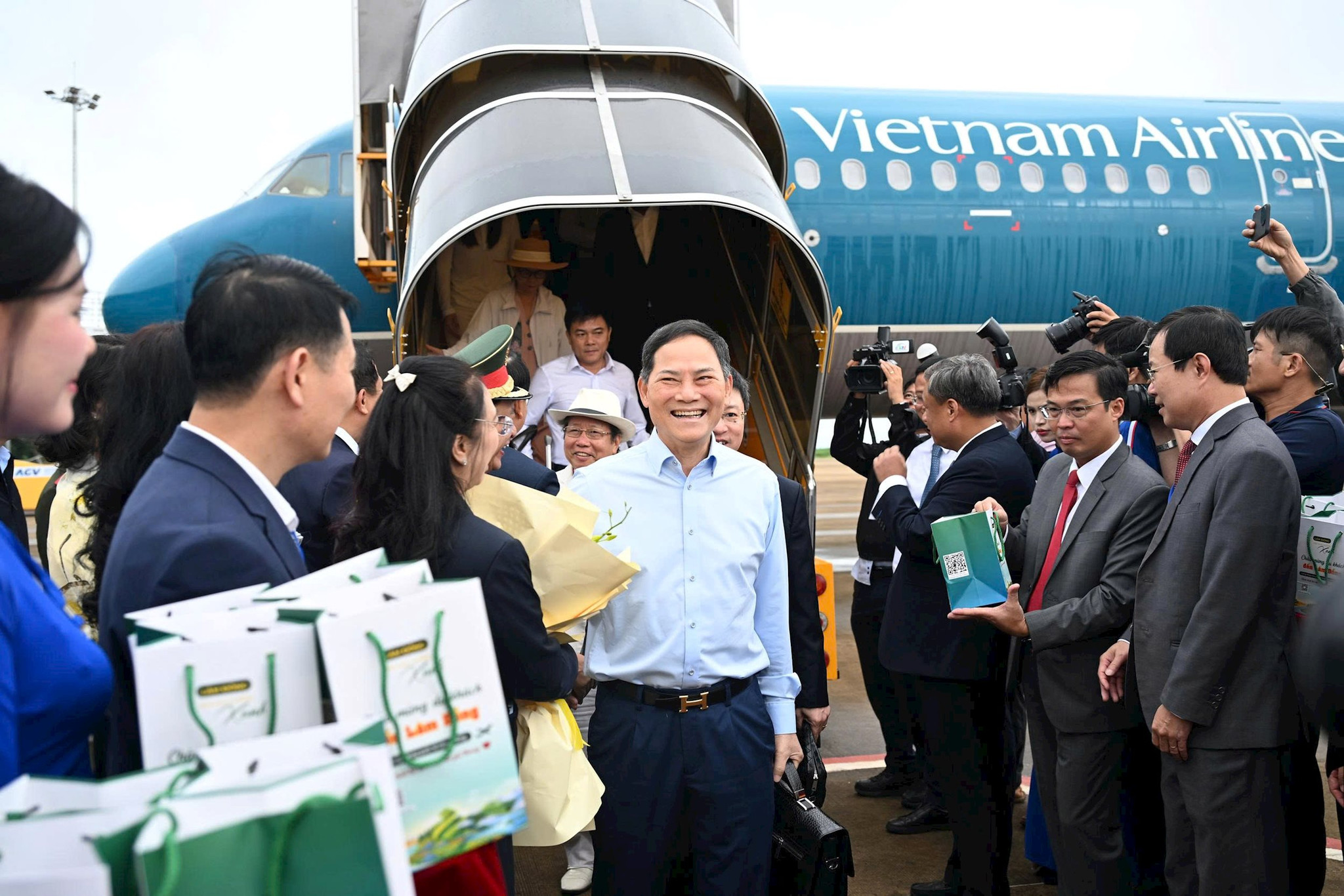 3.1.-hanh-khach-duoc-tang-qua-khi-ha-canh-xuong-san-bay-lien-khuong.jpg