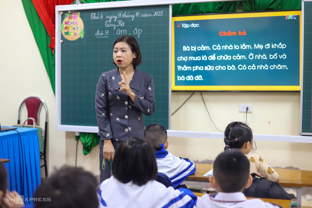 Giáo viên, học sinh trường Tiểu học Hưng Lợi, xã Lam Thành, tỉnh Nghệ An, trong một giờ học. Ảnh: Đức Hùng