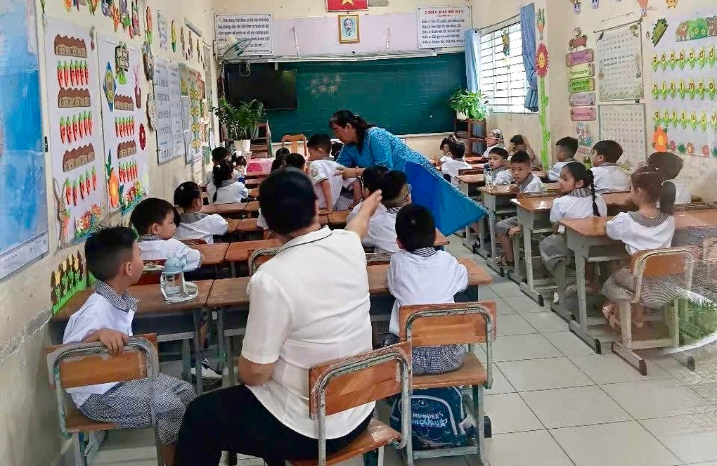Phụ huynh than lớp học không có bục giảng, siêu nhỏ, nhà trường lên tiếng - 1