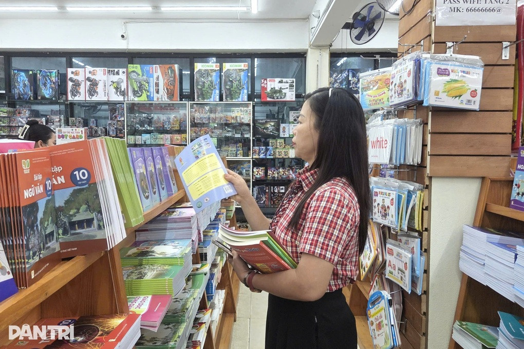 Phụ huynh đội mưa, vượt 30km về trung tâm vẫn không mua đủ bộ SGK cho con - 1