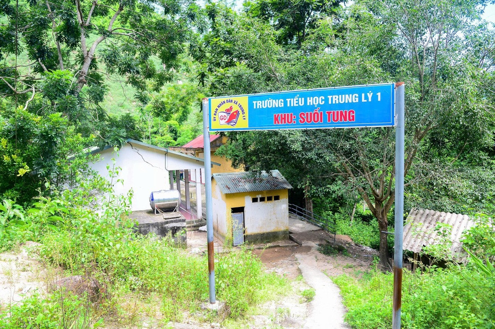 Trường học nứt tường sau động đất, gần 30 học sinh phải đi học xa 5km - 1
