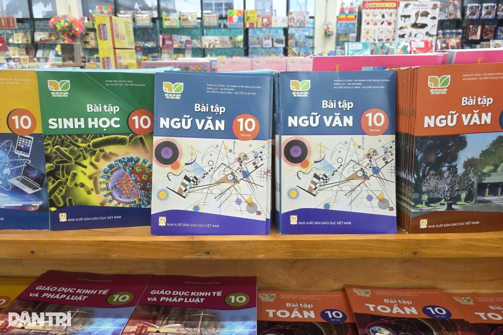 Phụ huynh đội mưa, vượt 30km về trung tâm vẫn không mua đủ bộ SGK cho con - 2