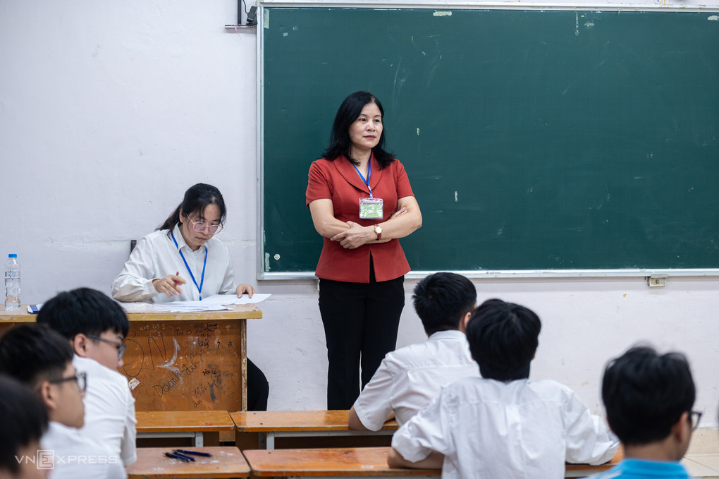 Giám thị coi thi lớp 10 tại Hà Nội, tháng 5/2026. Ảnh: Thế Bằng