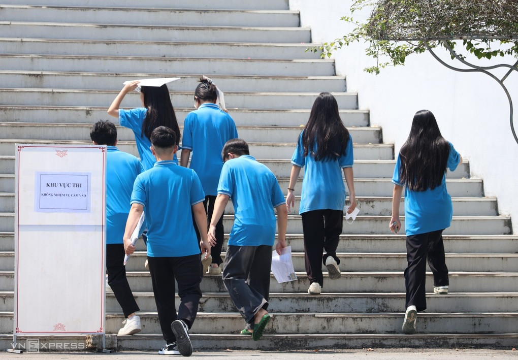 Học sinh trường THPT chuyên Tuyên Quang làm thủ tục thi lại tốt nghiệp THPT 2026, chiều 13/8. Ảnh: Thanh Hằng
