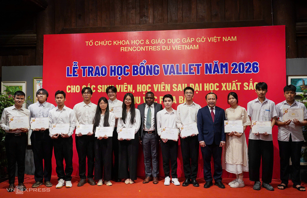 Bộ trưởng Vũ Hải Quân cùng một số học sinh, sinh viên được nhận học bổng, sáng ngày 23/8. Ảnh: Hoàng Giang