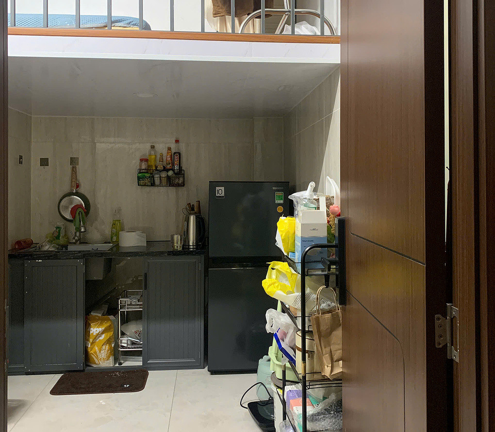 Một phòng trọ studio gác lững tại quận 10. Ảnh: Phương Uyên