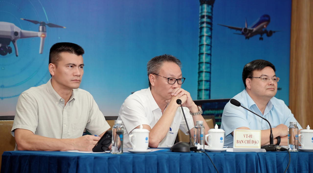 Ban chỉ đạo Diễn tập gồm ông Tô Ngọc Giang, PTGĐ VietnamAirlines; ông Nguyễn Mạnh Kiên, PTGĐ VATM và ông Tô Tử Hà, PTGĐ ACV, Giám đốc Cảng HKQT Nội Bài (lần lượt từ trái qua).