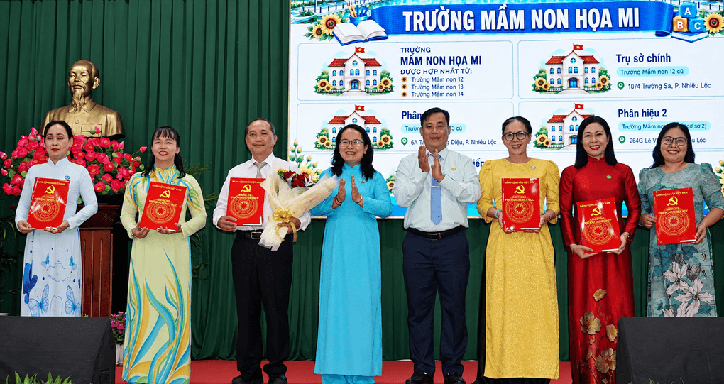 Đại diện phường Nhiêu Lộc trao quyết định bổ nhiệm hiệu trưởng các trường sau sắp xếp, sáng 26/8. Ảnh: Nguyễn Quyên