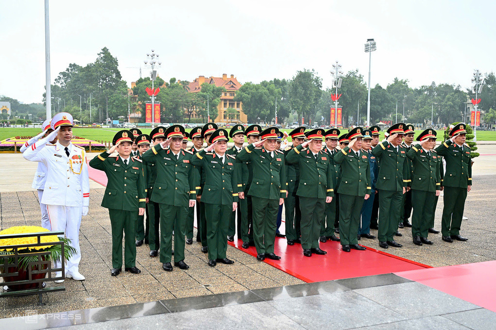 Đoàn đại biểu Quân ủy Trung ương - Bộ Quốc phòng vào Lăng viếng Chủ tịch Hồ Chí Minh, sáng 28/8. Ảnh: Giang Huy