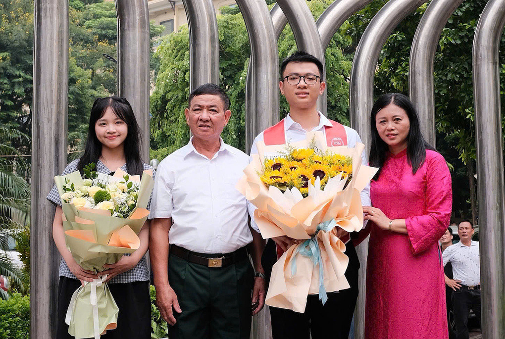 Minh và gia đình trong ngày tốt nghiệp hôm 27/8. Ảnh: Nhân vật cung cấp