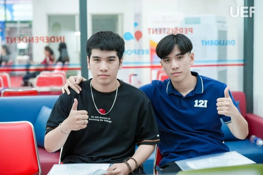 Những cặp song sinh gây ấn tượng trong ngày đầu vào giảng đường đại học - 3