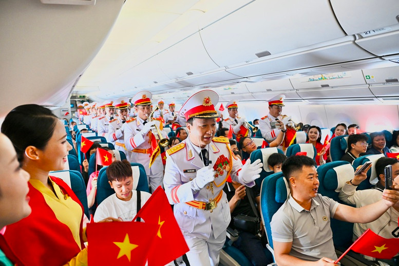 Giai điệu Quốc khánh vang lên ở độ cao 10.000 mét trên chuyến bay Vietnam Airlines- Ảnh 7.