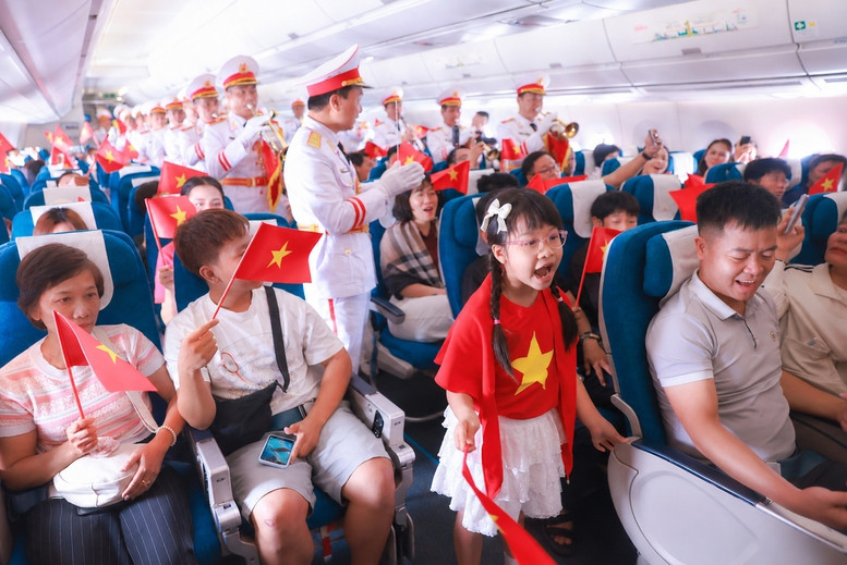 Giai điệu Quốc khánh vang lên ở độ cao 10.000 mét trên chuyến bay Vietnam Airlines- Ảnh 5.