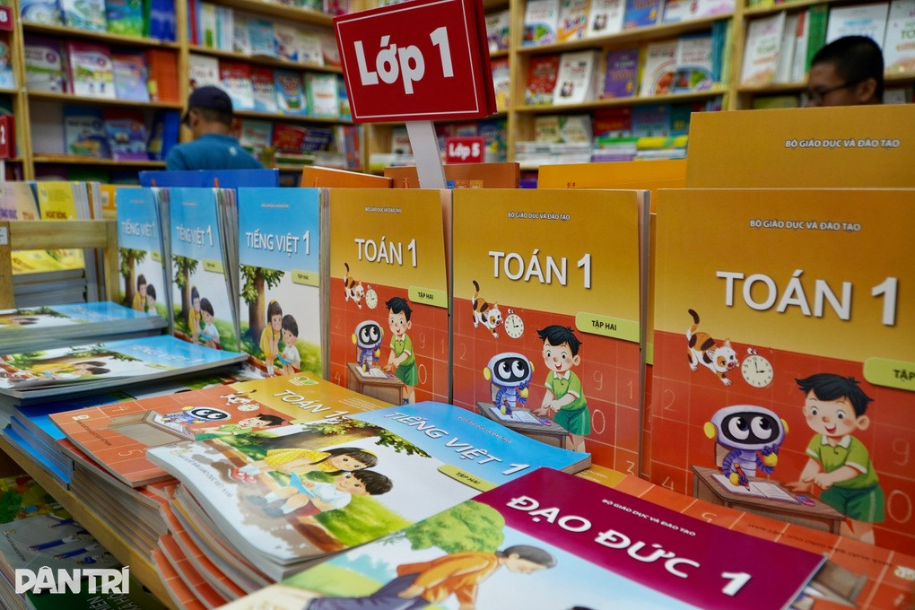 Sách giáo khoa bị “đội giá” đến hơn 6 lần trên sàn thương mại điện tử - 1