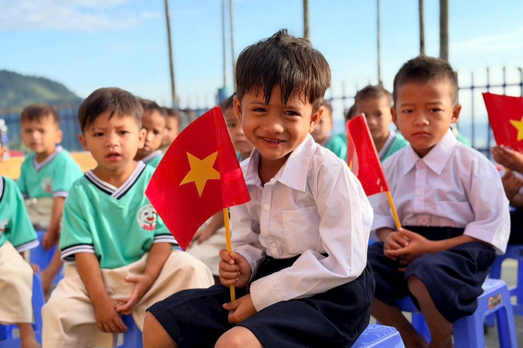Lễ khai giảng của 3 cô giáo và 38 học sinh ở điểm trường lưng chừng núi - 3