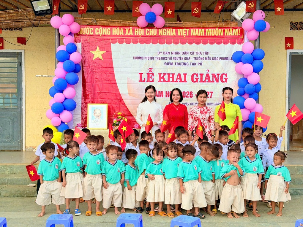 Lễ khai giảng của 3 cô giáo và 38 học sinh ở điểm trường lưng chừng núi - 2