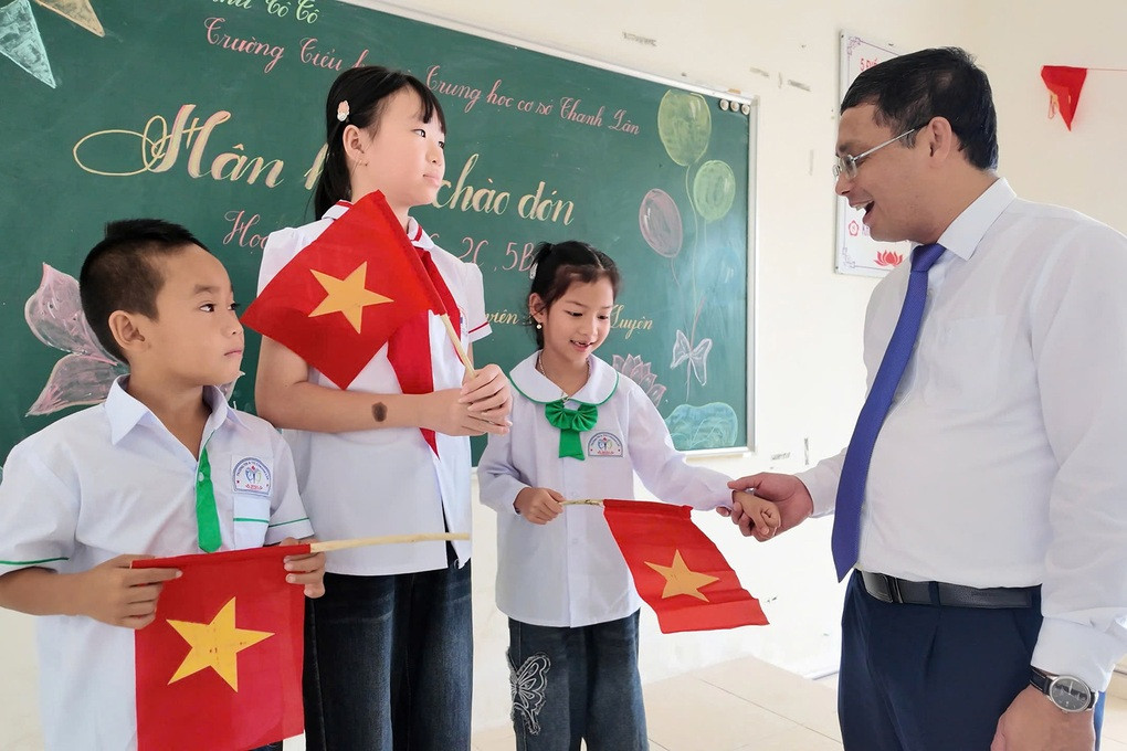 Lễ khai giảng của 3 cô giáo và 38 học sinh ở điểm trường lưng chừng núi - 7