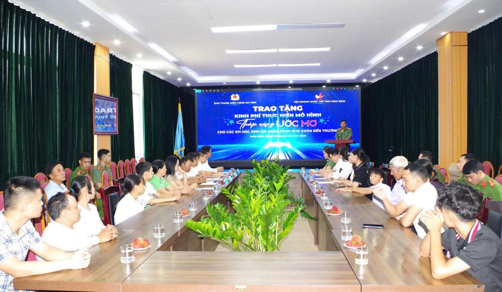 Tiếp sức học sinh mồ côi đến trường - 1
