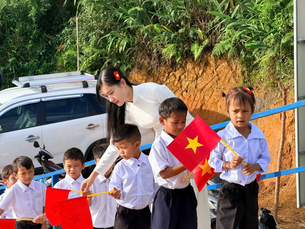 Lễ khai giảng của 3 cô giáo và 38 học sinh ở điểm trường lưng chừng núi - 5