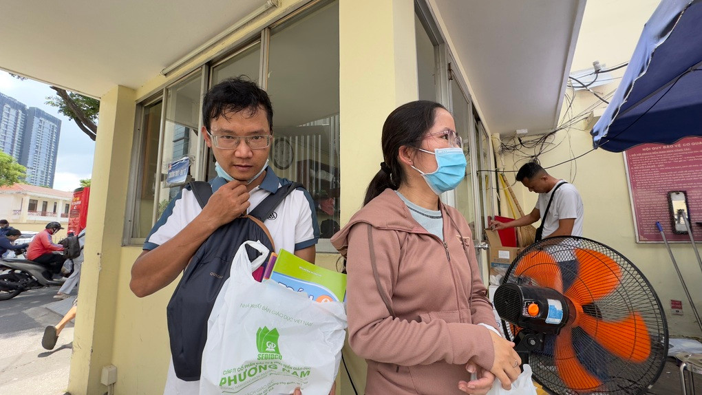 Phụ huynh nghỉ làm, vượt trăm km lên TPHCM xếp hàng giữa nắng nóng mua SGK - 3
