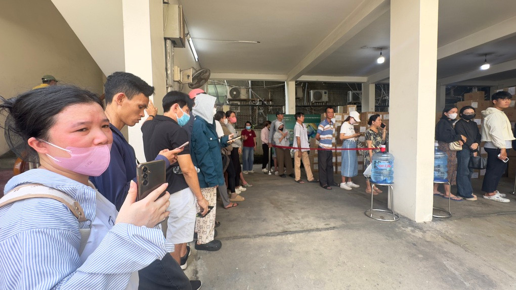 Phụ huynh nghỉ làm, vượt trăm km lên TPHCM xếp hàng giữa nắng nóng mua SGK - 2