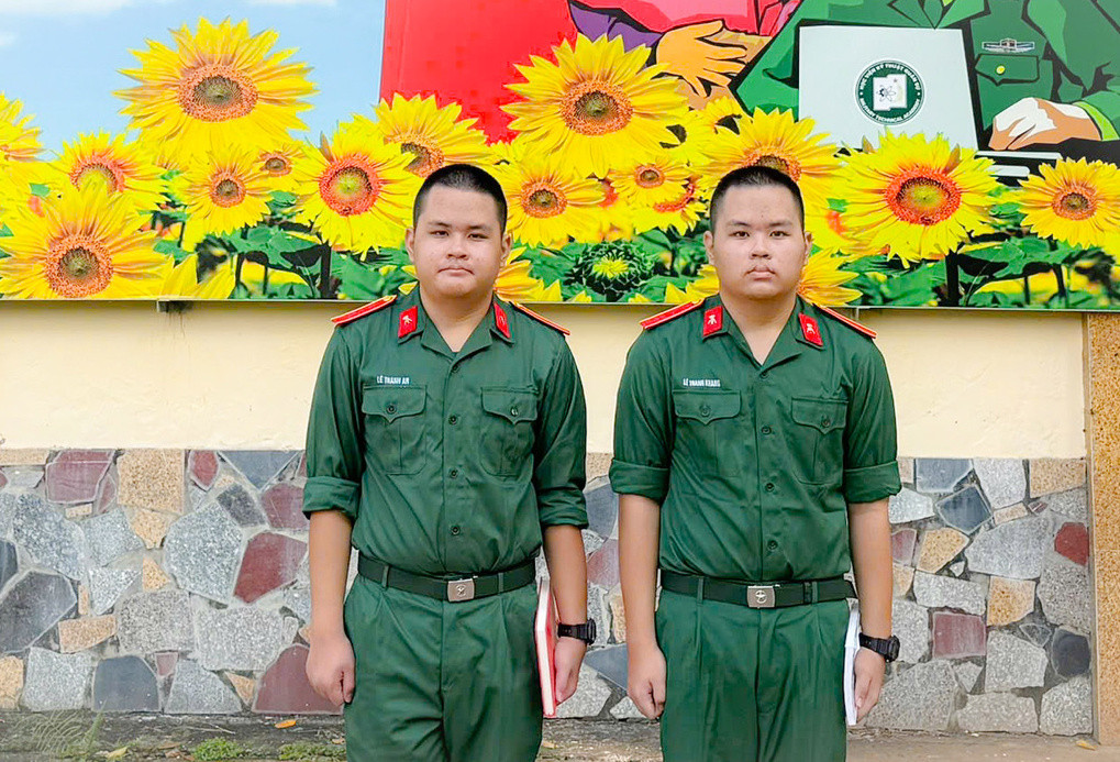 Lê Thanh An (trái) và Lê Thanh Khang tại Học viện Kỹ thuật quân sự. Ảnh: Học viện cung cấp