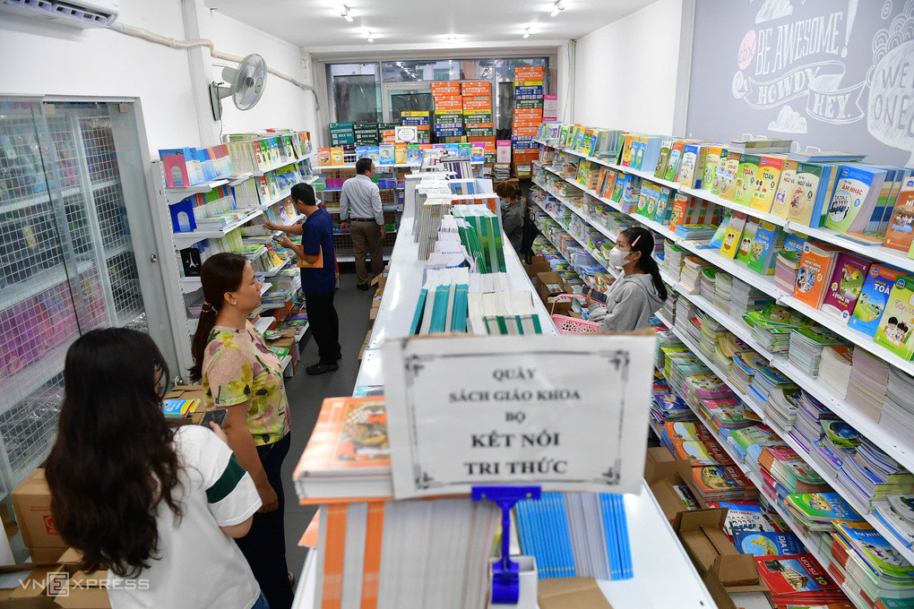 Phụ huynh, học sinh tìm mua sách giáo khoa tại Nhà sách Nguyễn Văn Cừ, TP HCM, chiều 19/8/2026. Ảnh: Thanh Tùng