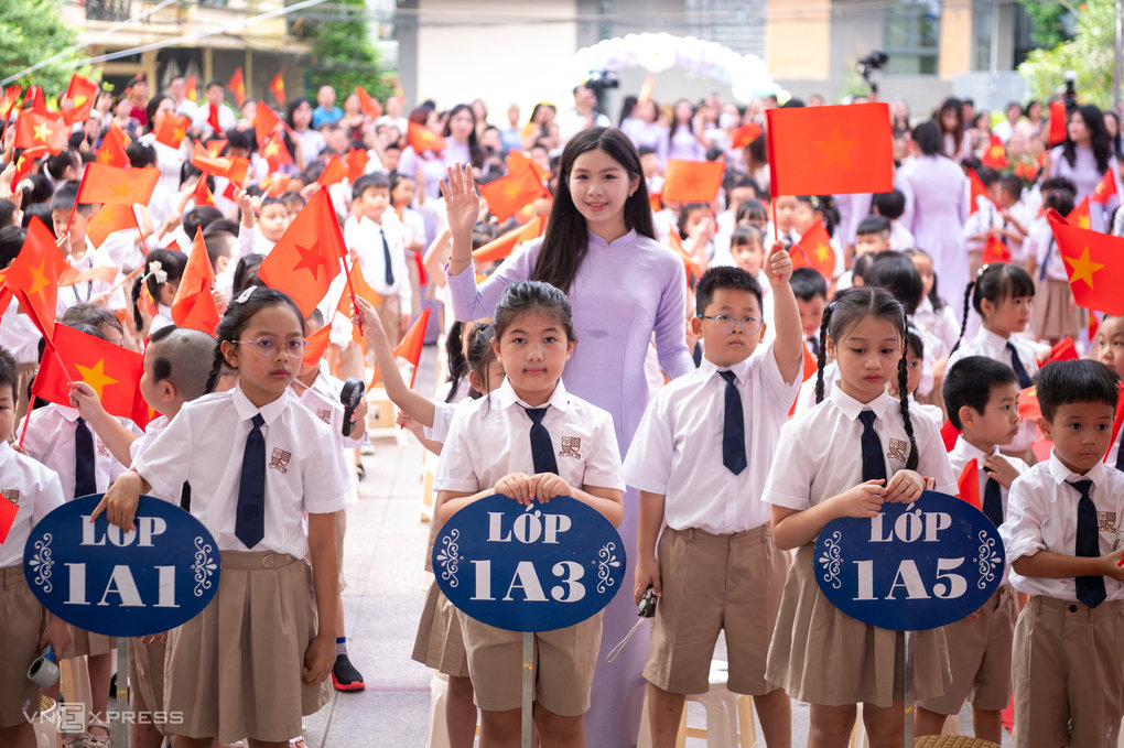 Học sinh, giáo viên trường Tiểu học Nguyễn Viết Xuân, phường Yên Hòa, Hà Nội, trong ngày khai giảng, tháng 9/2026. Ảnh: Thế Bằng