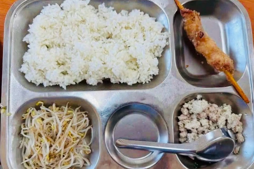 Phụ huynh phản ánh cơm bán trú lèo tèo, đơn vị cung cấp bị dừng hợp đồng - 1