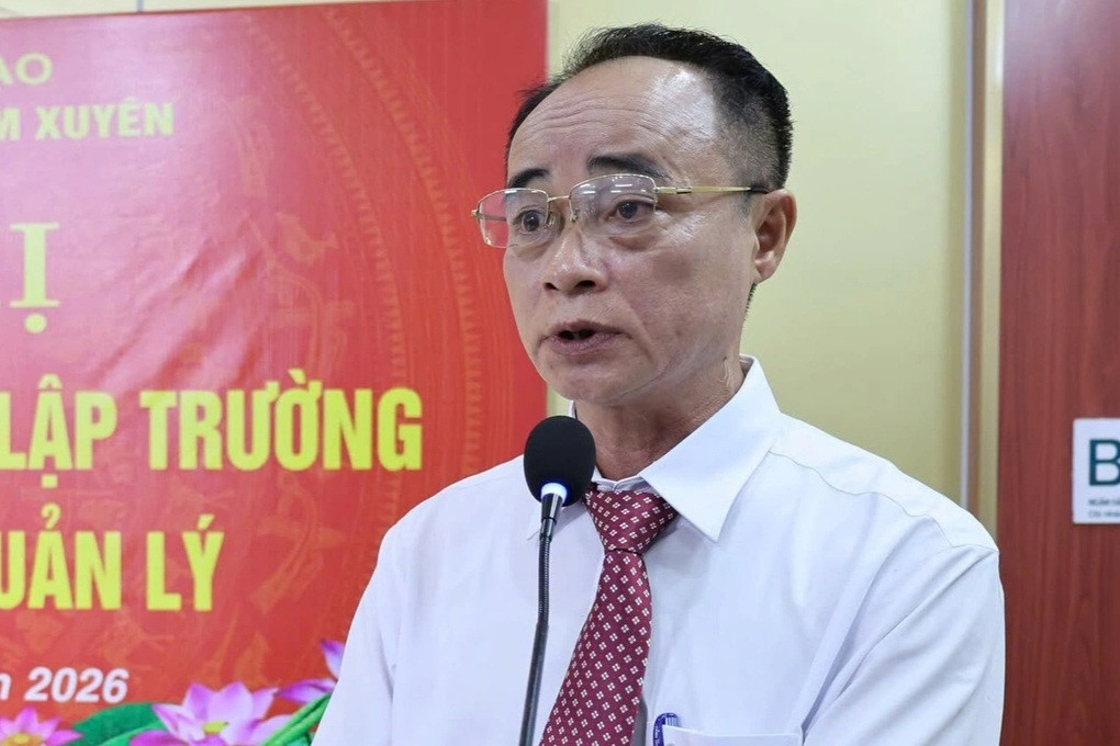 Nhiều giáo viên bật khóc trong ngày chia tay hiệu trưởng - 2