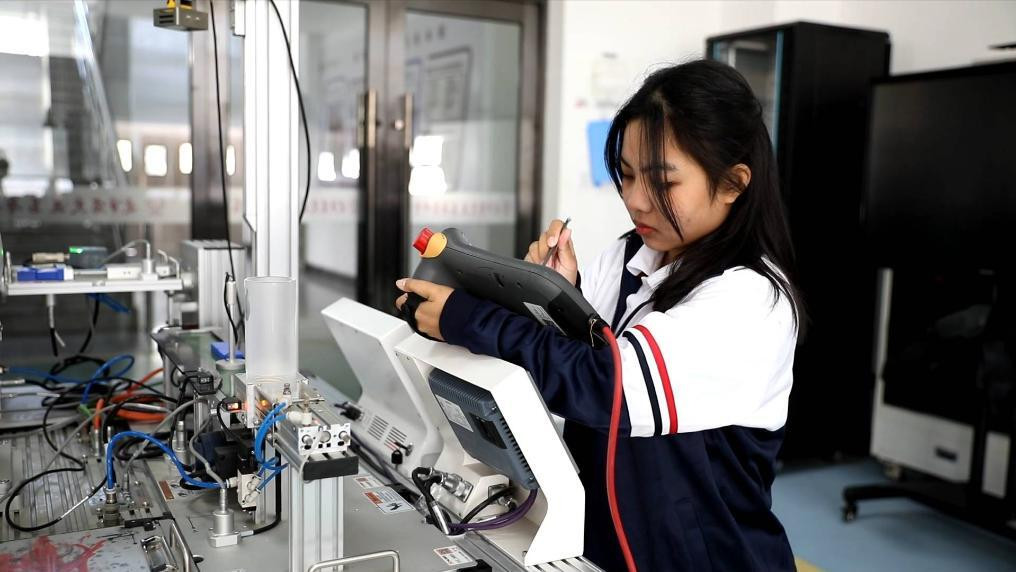 Sinh viên ở một trường cao đẳng nghề về chế tạo robot ở Trung Quốc. Ảnh: Xinhua