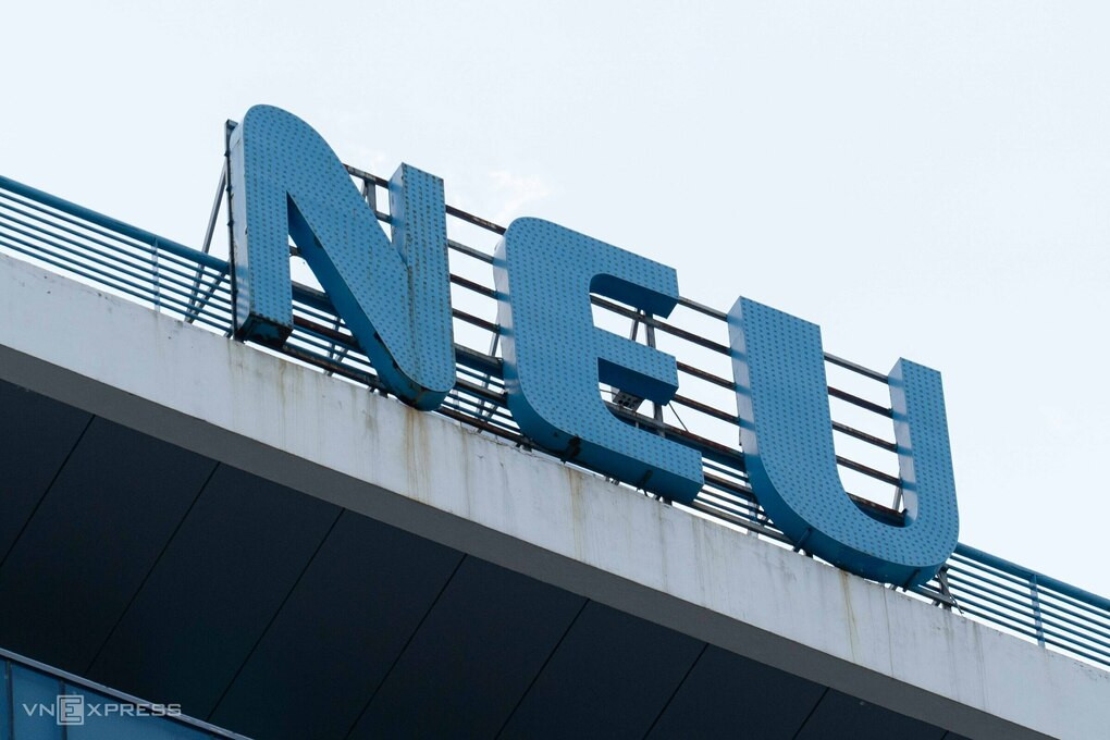 Logo NEU trên tòa nhà chính của Đại học Kinh tế Quốc dân. Ảnh: Hoàng Giang