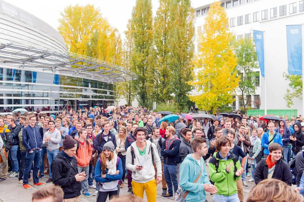 Sinh viên Đại học Kỹ thuật Munich. Ảnh: Fanpage trường