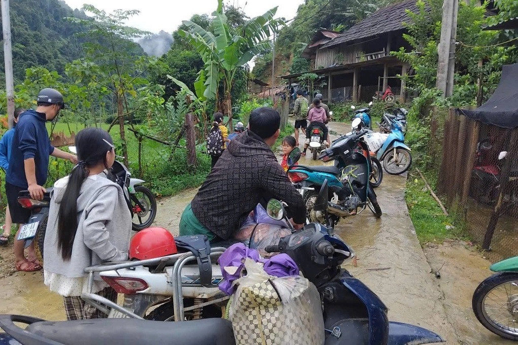 Nước suối dâng cao, cha mẹ bất chấp nguy hiểm cõng con đến trường - 3