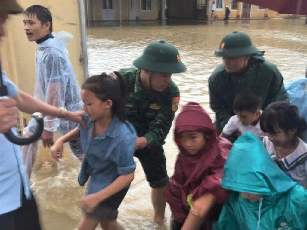 Mưa lớn ngập trường, bộ đội dùng thuyền thúng giải cứu học sinh - 1