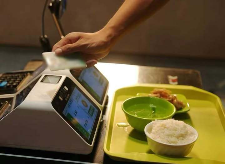 Sinh viên quẹt thẻ để thanh toán tiền ăn ở Trung Quốc. Ảnh: China Focus Fanpage