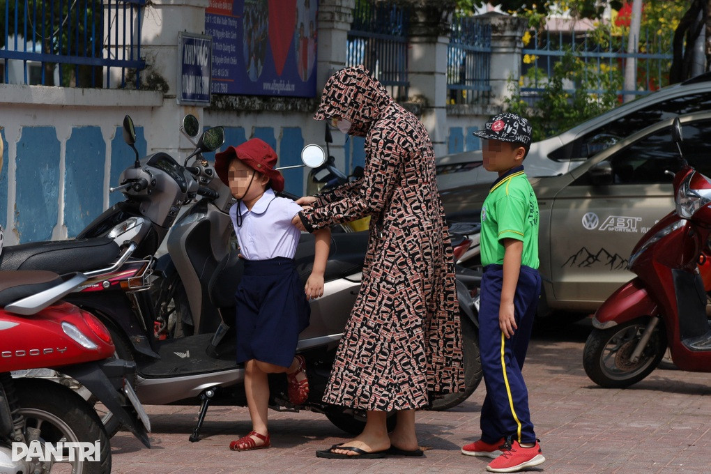 12 ngày sau khai giảng, phụ huynh vẫn quay cuồng tìm SGK, lo ăn bán trú - 3